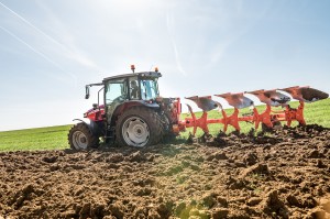 MF-5711-dyna4-ploughing-in-field-kuhn-working-bezu-0321-005 181512